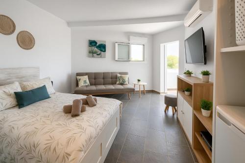 Un dormitorio con una cama grande y un sofá. en La Cala de Mijas apartment, Sea View, 200m from the beach, close to town, en La Cala de Mijas