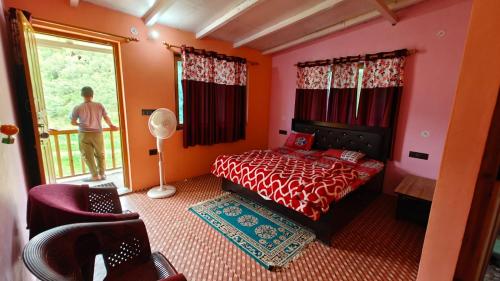 Giường trong phòng chung tại Ghughuti home stay