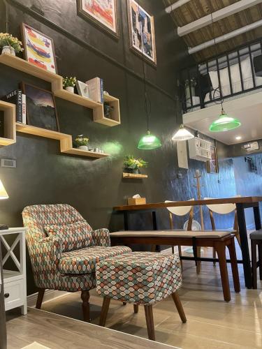 a living room with a table and a chair and a table and chairsearcher at 糸旅行蹤 老宅民宿包棟 in Gukeng