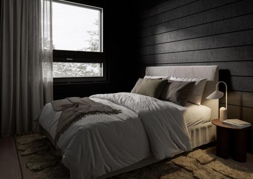 ein Schlafzimmer mit einem weißen Bett und einem Fenster in der Unterkunft Crest Chalet Ski-in Ski-out by Aavalevi in Levi