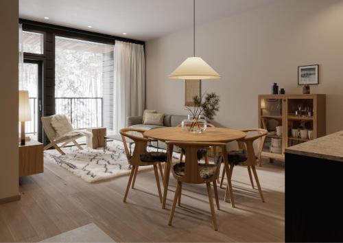 eine Küche und ein Wohnzimmer mit Tisch und Stühlen in der Unterkunft Crest Chalet Ski-in Ski-out by Aavalevi in Levi