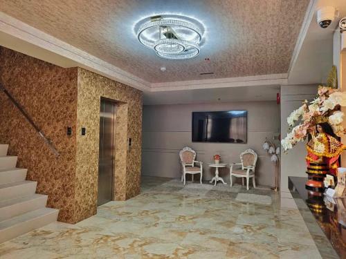 Skyluxe Hotelにあるテレビまたはエンターテインメントセンター