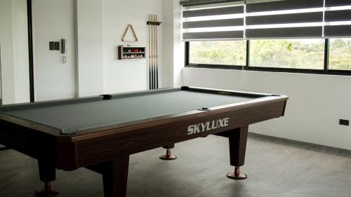 Skyluxe Hotelにあるビリヤード台