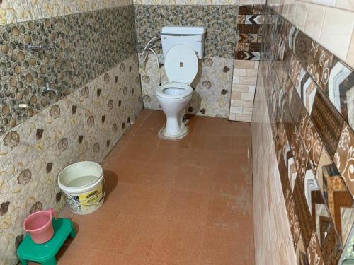 Bilik mandi di क्रौंच होम स्टे