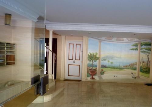 une chambre avec une peinture sur le mur et une porte dans l'établissement La plus belle vue de Villefranche, à Villefranche-sur-Mer