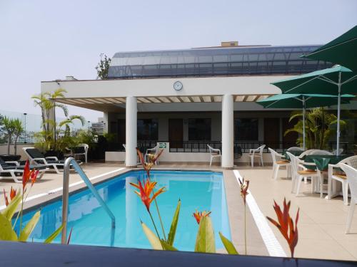 un hotel con piscina e tavoli e sedie di Hotel Boulevard a Lima