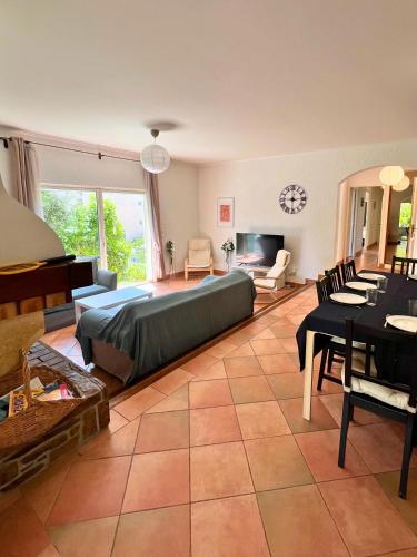 ein Schlafzimmer mit Bett und ein Wohnzimmer in der Unterkunft Villa Les Terrasses de Giens in Hyères