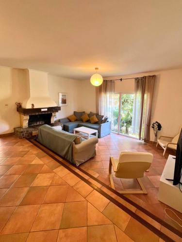 ein Wohnzimmer mit Sofa und Kamin in der Unterkunft Villa Les Terrasses de Giens in Hyères