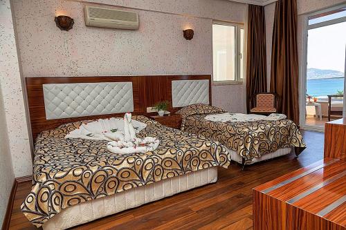 เตียงในห้องที่ Club Bayar Beach Hotel