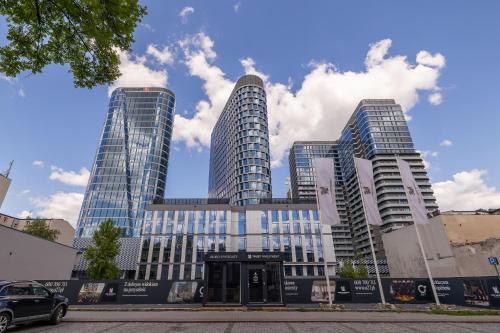 Air-conditioned Studio with Parking and Balcony, Zabrska Global Office Park by Noclegi Renters