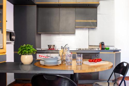 GuestHost - Charming Apartment 7 stops from Duomo