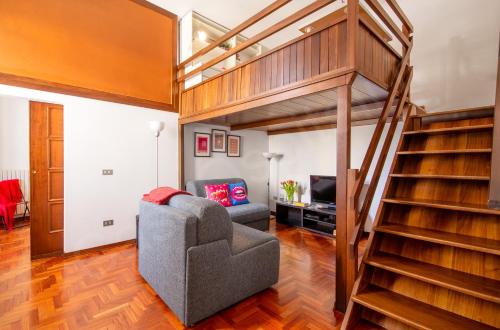 ein Wohnzimmer mit Hochbett und Couch in der Unterkunft GuestHost trilo x5 - 7 stops from Duomo in Mailand