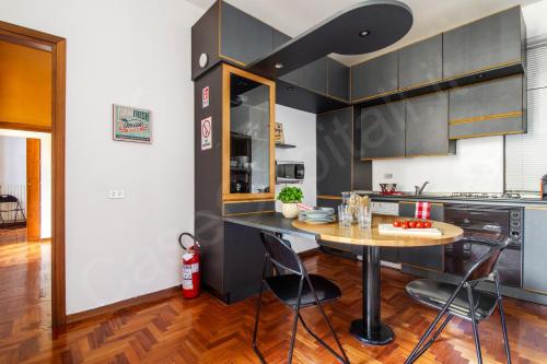 eine Küche mit Tisch und Stühlen in einem Zimmer in der Unterkunft GuestHost trilo x5 - 7 stops from Duomo in Mailand