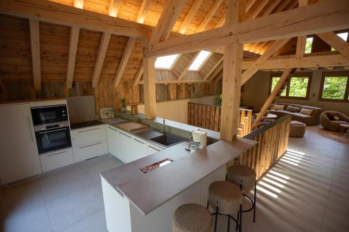 - une vue de tête sur une cuisine dans une cabane en rondins dans l'établissement Le Chalet Vosges Alsace - La Petite Ferme 4 étoiles, à Metzeral