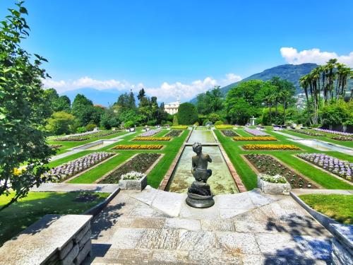 a garden with a statue in the middle at Casa Lago Leo in Omegna