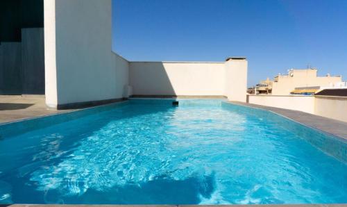 Kolam renang di atau dekat dengan Apartament ROSE With Rooftop Pool - 5D Spain