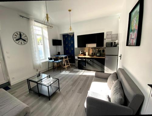 un salon avec un canapé et une table dans l'établissement Appartement Centre ville Louviers, à Louviers
