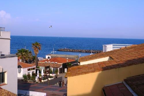 AGREABLE STUDIO CABINE DONNANT SUR TERRASSE AVEC VUE MER