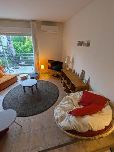 une chambre avec un lit et un salon dans l'établissement Jolie maison sportive avec extérieurs, à Millau
