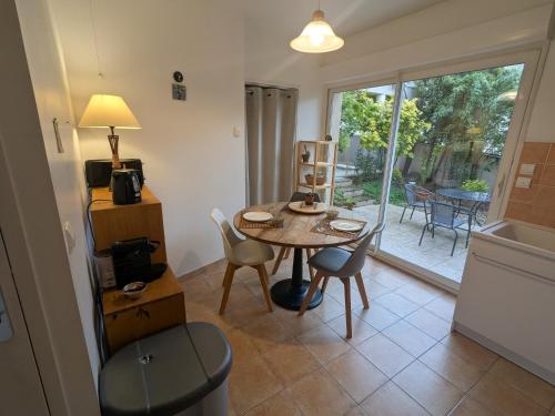 une cuisine et une salle à manger avec une table et des chaises dans l'établissement Jolie maison sportive avec extérieurs, à Millau