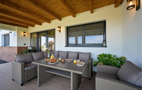 Ruang duduk di Gorgeous Home In Luzan Biskupecki