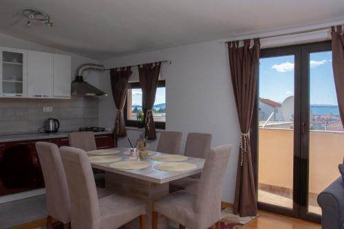 a kitchen and dining room with a table and chairs at Apartment Ivana in Kastel Novi