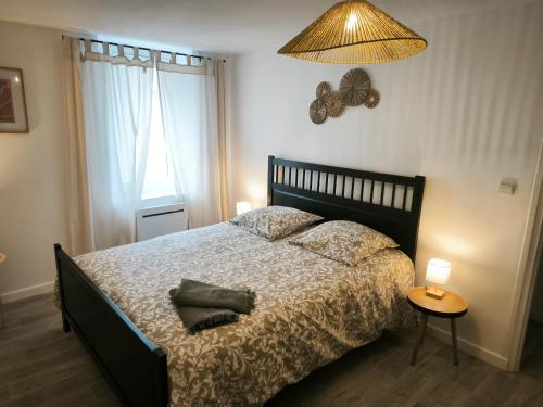 une chambre avec un grand lit et une lampe dans l'établissement Duplex le Fort rouge, à Boulogne-sur-Mer