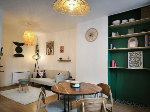 un salon avec une table et un canapé dans l'établissement Duplex le Fort rouge, à Boulogne-sur-Mer