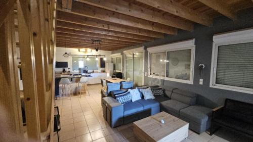 un salon avec un canapé bleu et une table dans l'établissement Villa d elna, à Elne