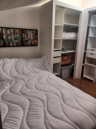 une chambre avec un lit à motif ondulé dans l'établissement Villa d elna, à Elne