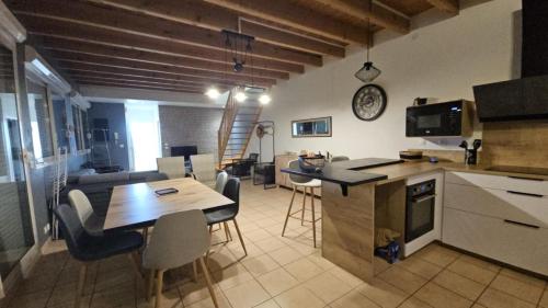 une cuisine et un salon avec une table et une salle à manger dans l'établissement Villa d elna, à Elne