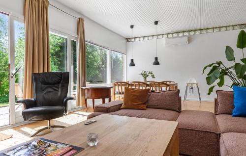 Ruang duduk di 3 Bedroom Beautiful Home In Græsted
