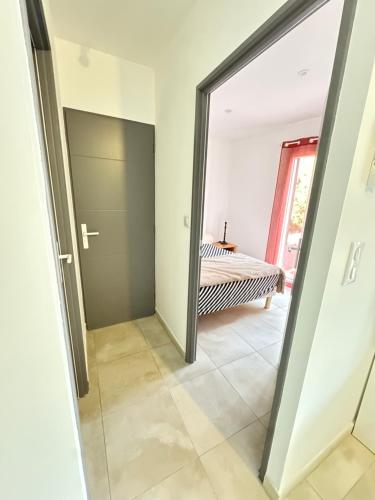 une chambre avec une porte en verre menant à une chambre dans l'établissement Cosy avec extérieur privée, à Bollène