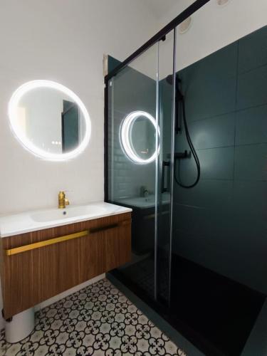 une salle de bain avec une douche en verre et un lavabo dans l'établissement Magnifique Grand 30m2 refait à neuf en 2025 lumineux 4 couchages hyper centre Corte 13 cours paoli wifi tv lave linge, à Corte