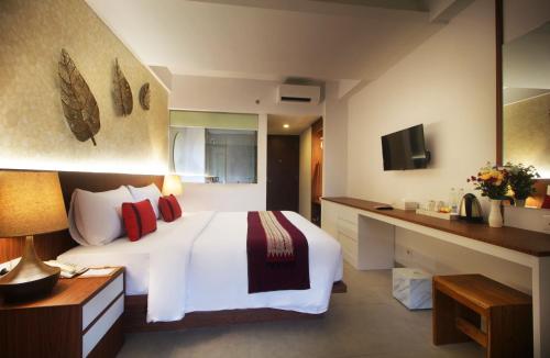 Postel nebo postele na pokoji v ubytování Nadi Hotel Legian