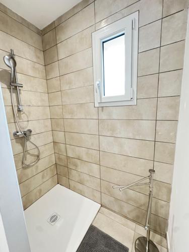 La salle de bains est pourvue d'une douche et d'une fenêtre. dans l'établissement Cosy avec extérieur privée, à Bollène