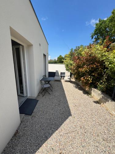 d'une terrasse avec des chaises et des plantes. dans l'établissement Cosy avec extérieur privée, à Bollène