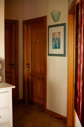 a hallway with a door and a picture on the wall at Masseria Fontana dei Fieri in Pietrelcina