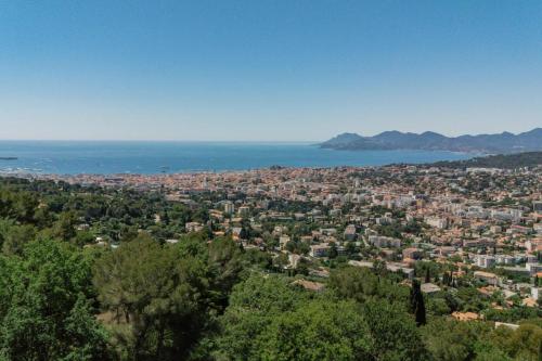 une vue aérienne d'une ville et de l'océan dans l'établissement REF 1849 - Cannes - Villa Provencal Style to rent, au Cannet