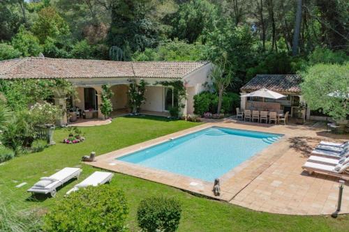- une vue sur la piscine dans la cour dans l'établissement REF 1849 - Cannes - Villa Provencal Style to rent, au Cannet