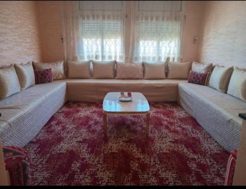 a living room with a couch and a coffee table at Appartement confortable en face du complexe scolaire newton in Kenitra
