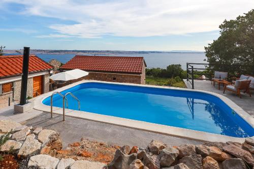 Bazén v ubytování Stone villa with open sea views and pool, in the heart of Nature Park, the sound of silence - by TRAVELER tourist agency Krk - ID 2681 nebo v jeho okolí