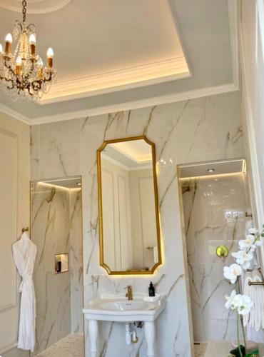 une salle de bain avec un lavabo et un miroir dans l'établissement Chateau De Londigny & Spa Retreat, à Londigny