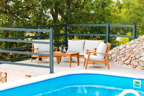 Bazén v ubytování Stone villa with open sea views and pool, in the heart of Nature Park, the sound of silence - by TRAVELER tourist agency Krk - ID 2681 nebo v jeho okolí
