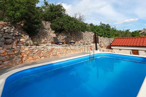 Bazén v ubytování Stone villa with open sea views and pool, in the heart of Nature Park, the sound of silence - by TRAVELER tourist agency Krk - ID 2681 nebo v jeho okolí