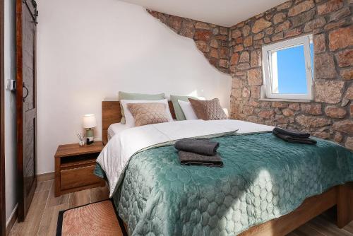 Postel nebo postele na pokoji v ubytování Stone villa with open sea views and pool, in the heart of Nature Park, the sound of silence - by TRAVELER tourist agency Krk - ID 2681