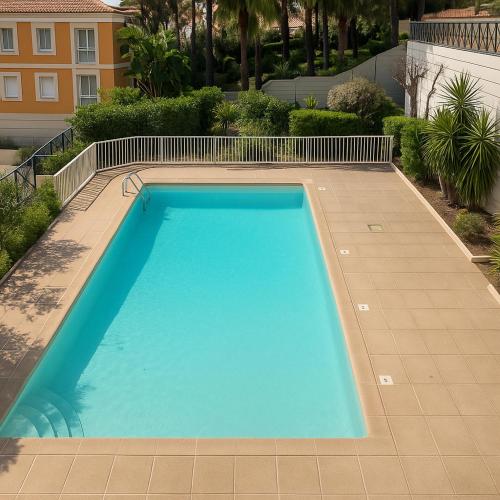 - une grande piscine bleue revêtue de carrelage dans l'établissement T2, Swimming Pool, Tennis Mc, à Beausoleil