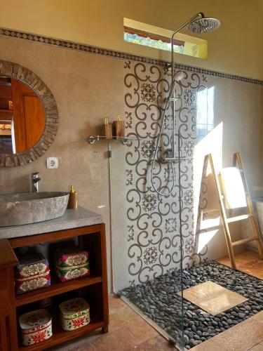Ένα μπάνιο στο Makna Homestay and Spa