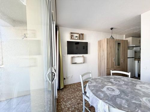 AGREABLE STUDIO CABINE DONNANT SUR TERRASSE AVEC VUE MER