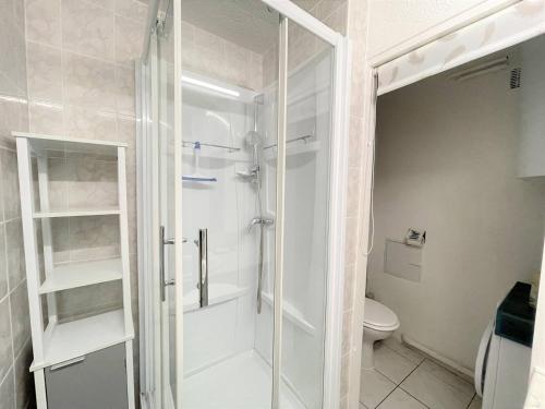 une salle de bain avec douche et toilettes dans l'établissement AGREABLE STUDIO CABINE DONNANT SUR TERRASSE AVEC VUE MER, au Cap d'Agde